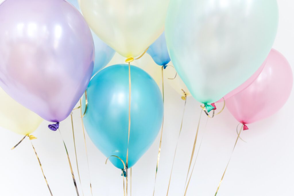 Drobny prezent na urodziny - kolorowe balony unoszą się w powietrzu