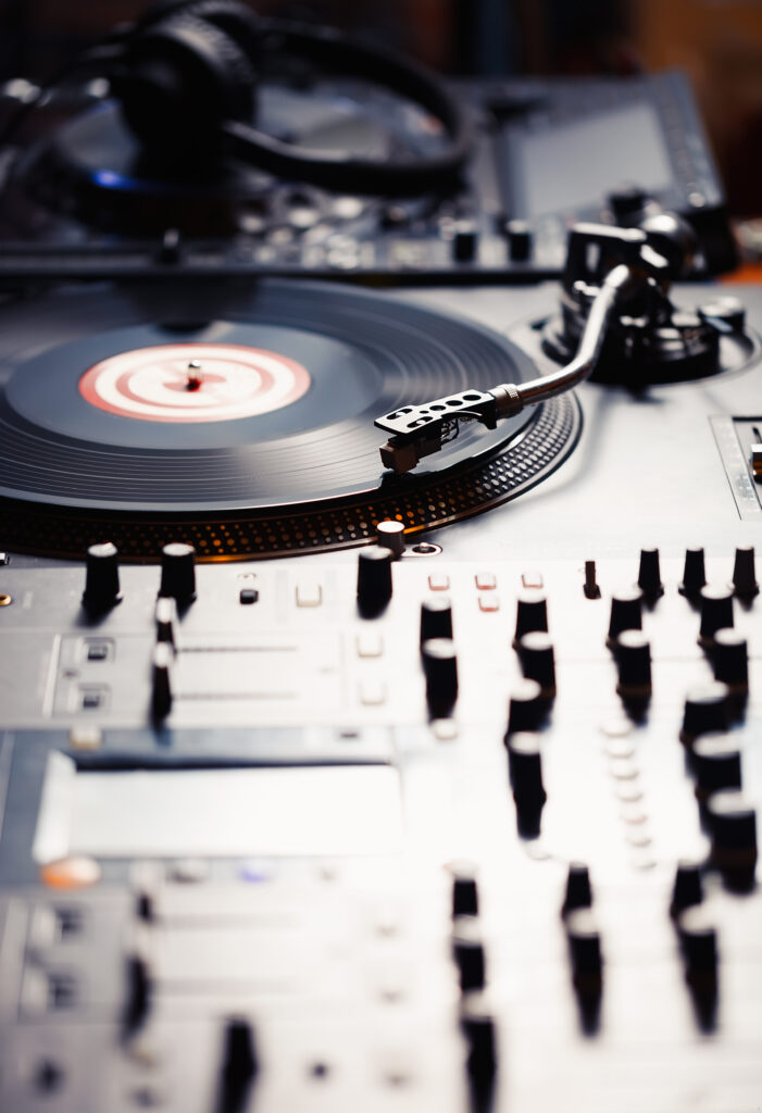Jak zostać DJ'em? Na zdjęciu zestaw djski - płyta winylowa, słuchawki, sprzęt do mixowania
