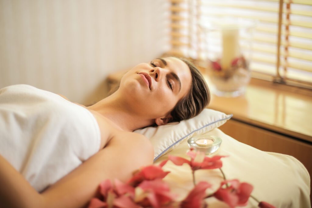 Młoda kobieta relaksuje się w SPA.