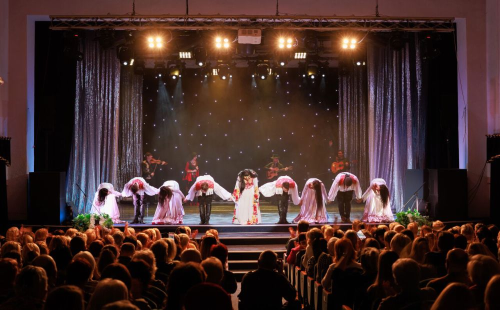 Aktorzy teatralni wykonują ukłon na scenie w teatrze