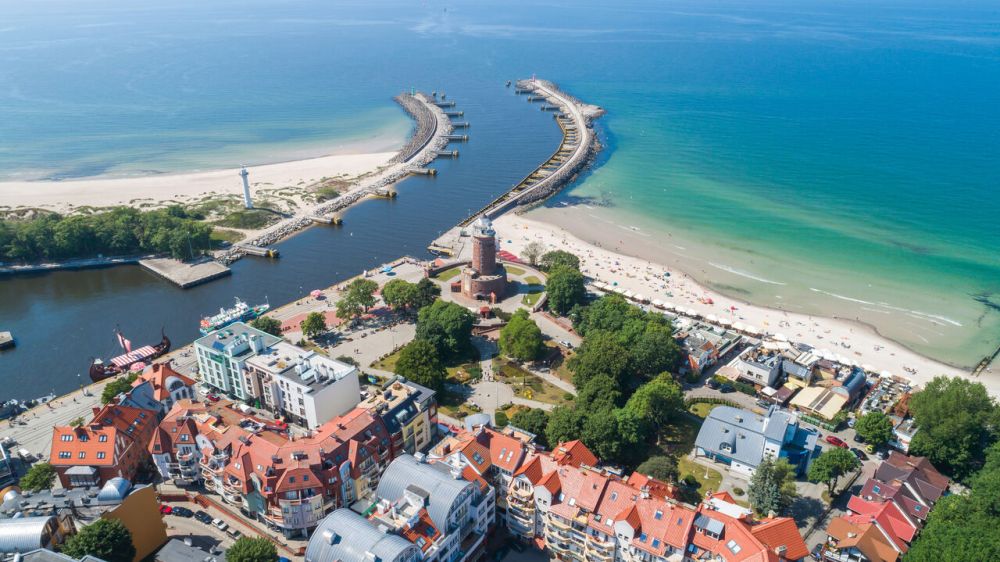 Widok z góry na nadmorską miejscowość