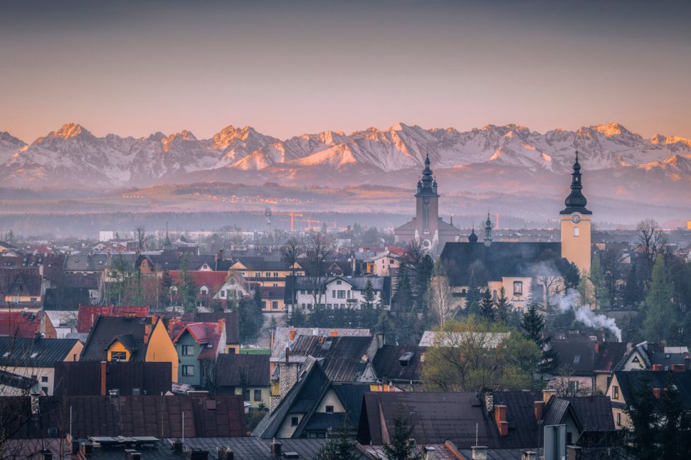 Nowy Targ i Tatry w oddali